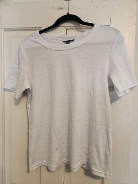Tahari White Ribbed Crew Neck Tee